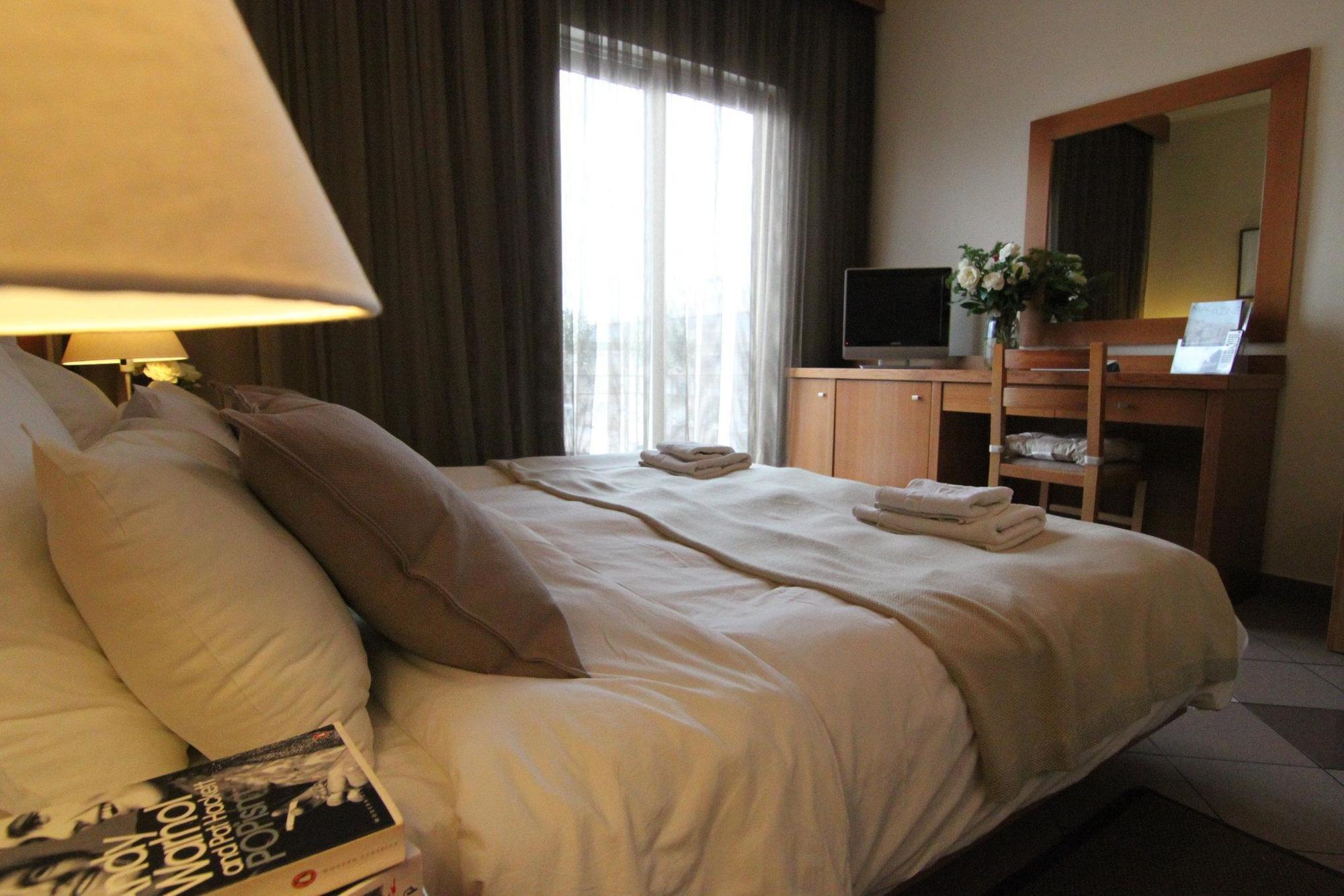 Achillion Hotel Athena Bagian luar foto